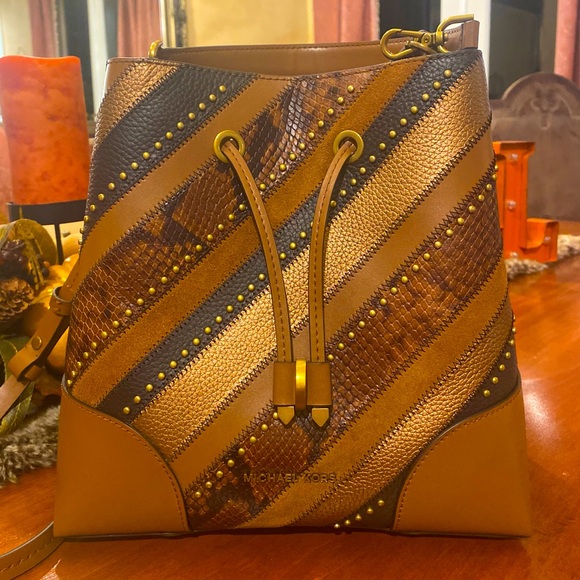🤎”MICHAEL KORS MERCER BUCKET STYLE PURSE”🤎 - Picture 2 of 8
